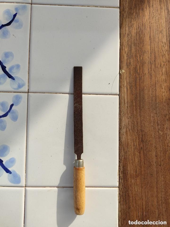 Antig&uuml;edades: LIMA PLANA CON MANGO DE MADERA - 16,50 CMS - Foto 1