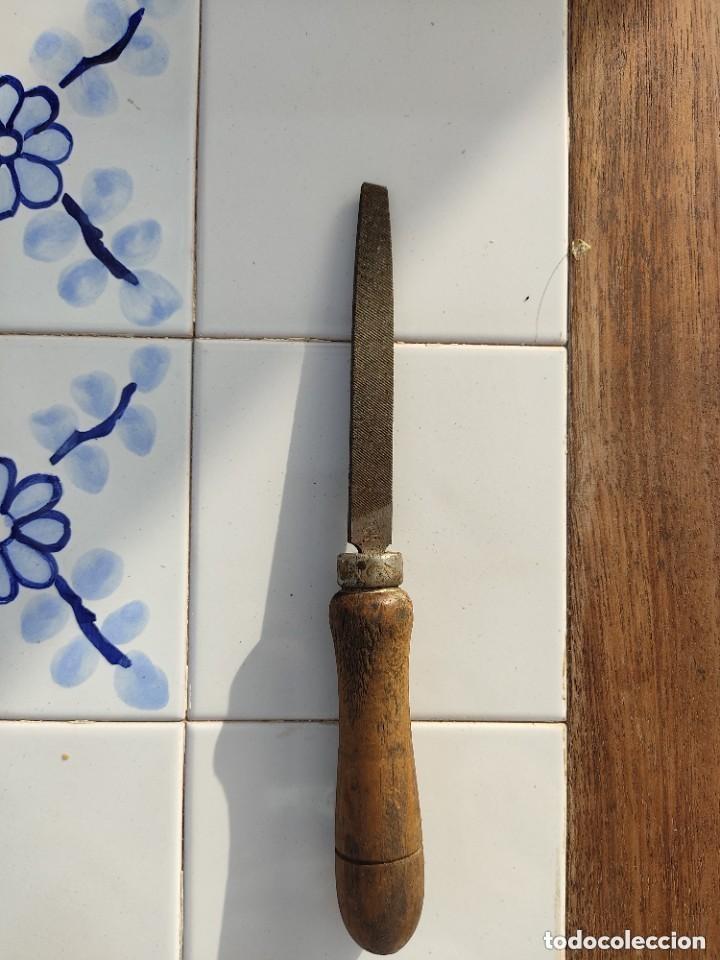 Antig&uuml;edades: ANTIGUA LIMA PLANA CON MANGO DE MADERA - 20,5 CMS - Foto 1