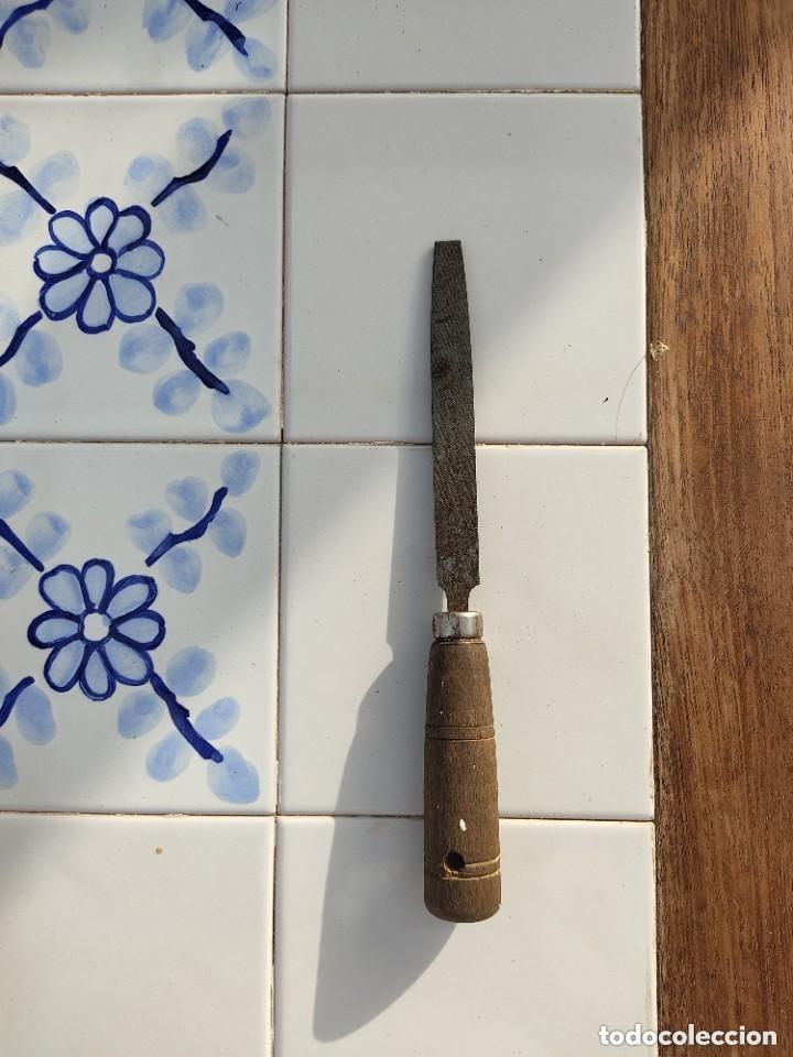 Antig&uuml;edades: ANTIGUA LIMA PLANA CON MANGO DE MADERA - 19 CMS - Foto 1