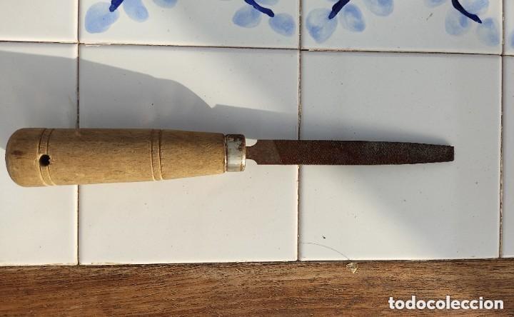 Antig&uuml;edades: ANTIGUA LIMA PLANA CON MANGO DE MADERA - 21 CMS - Foto 1