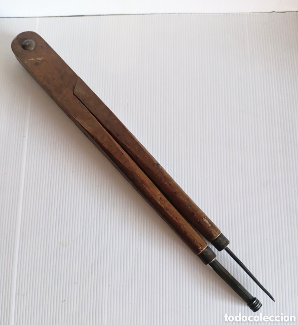 Antig&uuml;edades: Antiguo gran comp&aacute;s de madera 43 cm - Foto 3
