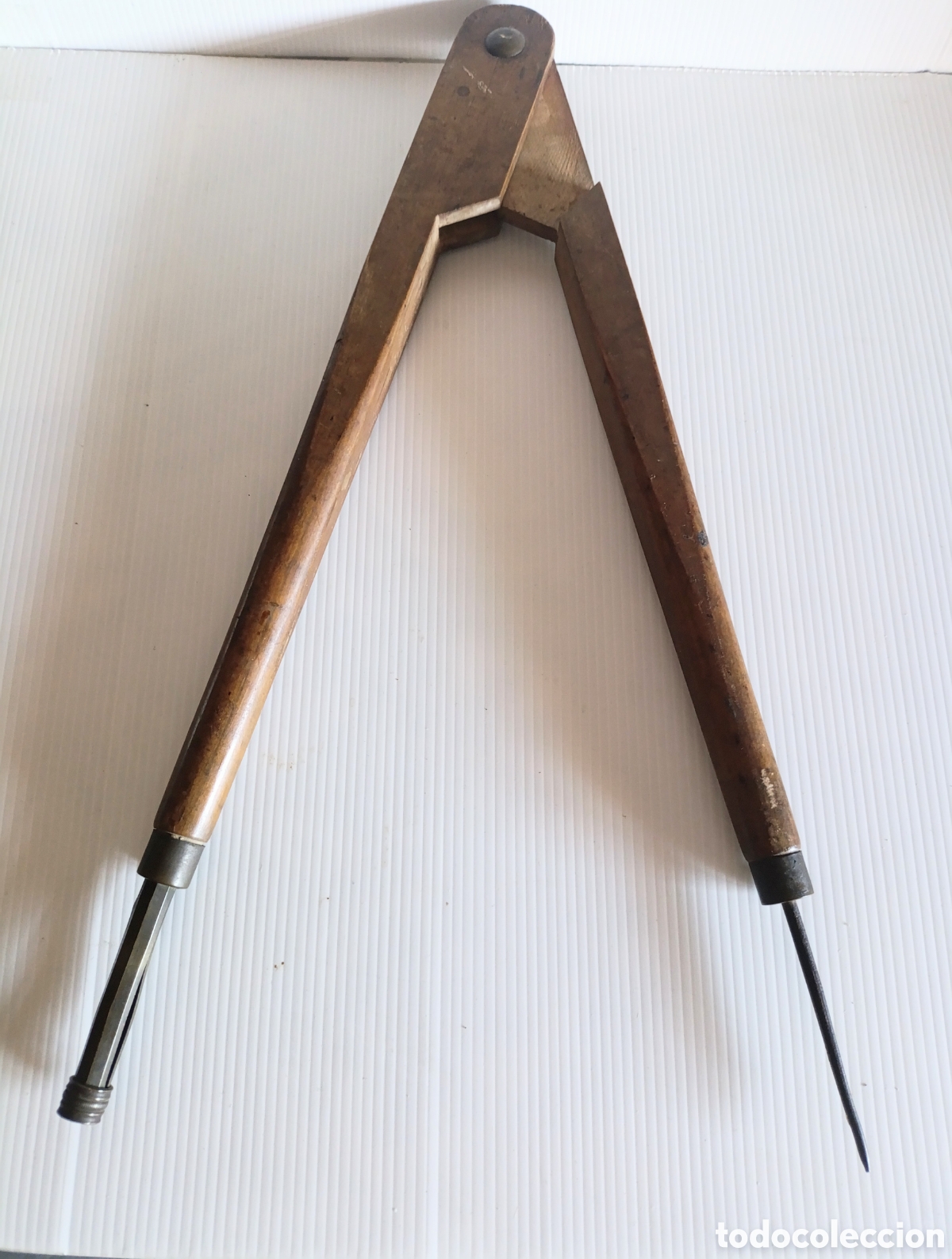 Antig&uuml;edades: Antiguo gran comp&aacute;s de madera 43 cm - Foto 1