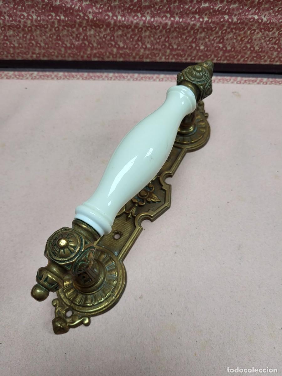Antig&uuml;edades: ANTIGUO APLIQUE TIRADOR PUERTA MUEBLE BRONCE CERAMICA O PORCELANA