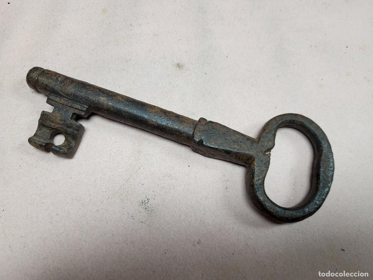 Antig&uuml;edades: ANTIGUA GRAN LLAVE HIERRO FORJA CERRAJERIA