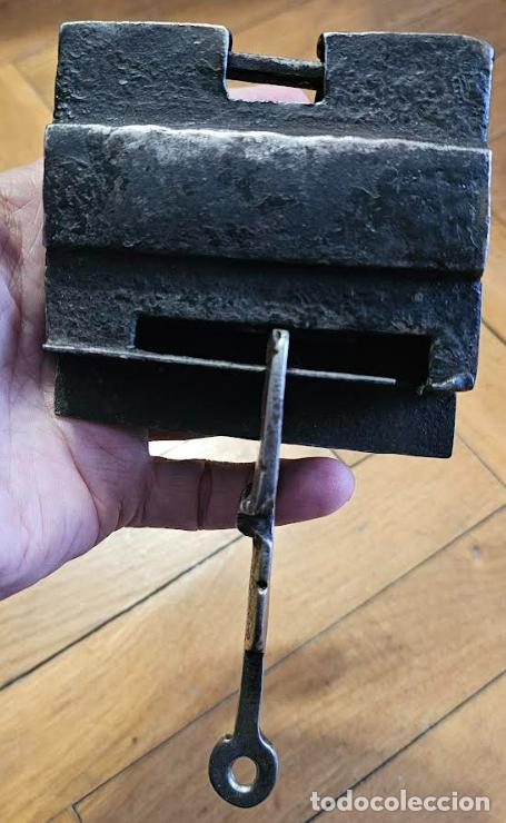 Antig&uuml;edades: Importante cerrojo de forja y con llave funcionando - Foto 2