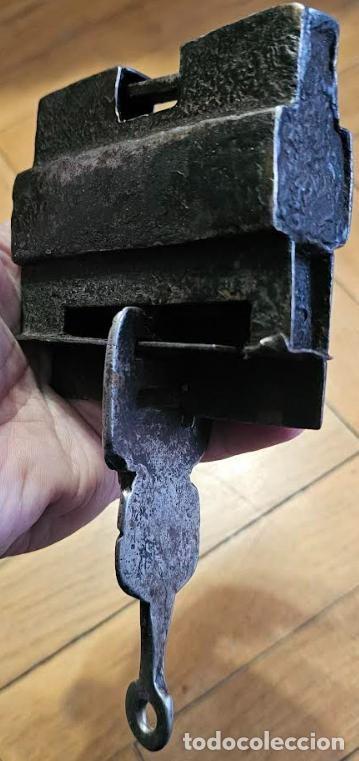 Antig&uuml;edades: Importante cerrojo de forja y con llave funcionando - Foto 3