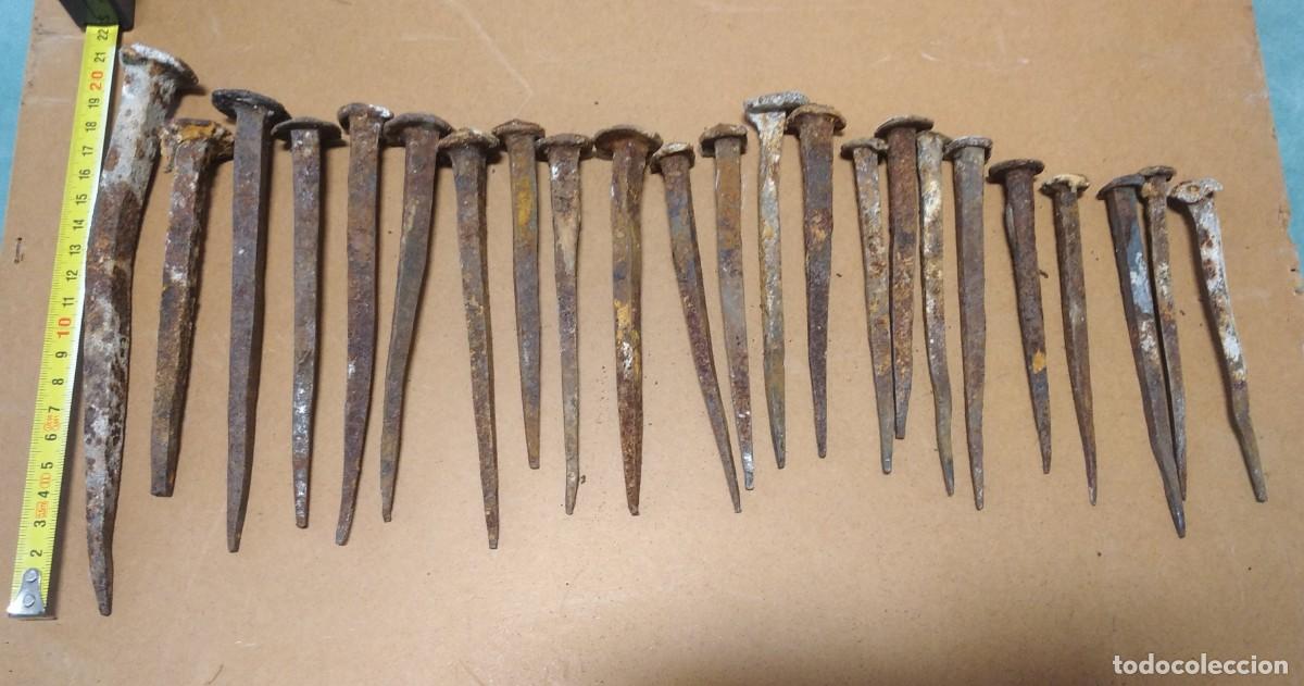 Antig&uuml;edades: Lote de antiguos clavos de forja. - Foto 1