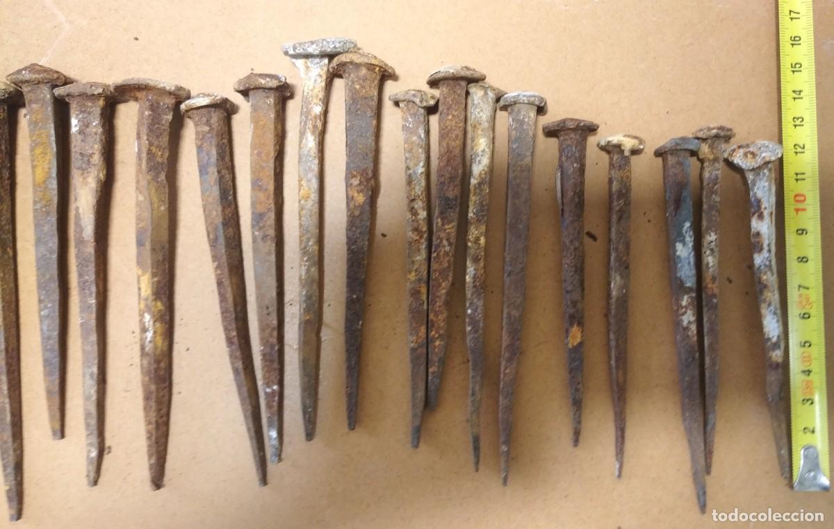 Antig&uuml;edades: Lote de antiguos clavos de forja. - Foto 2
