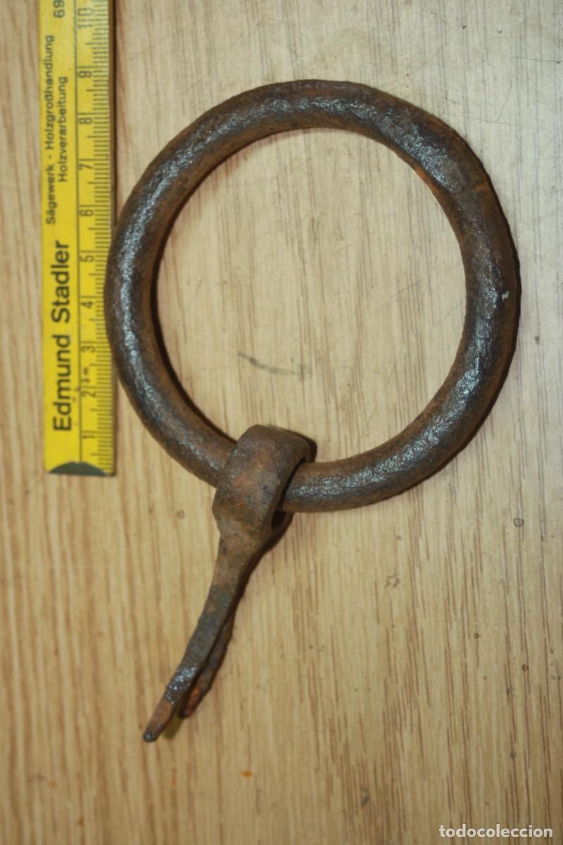 Antig&uuml;edades: Antigua argolla para atar los caballos. - Foto 1