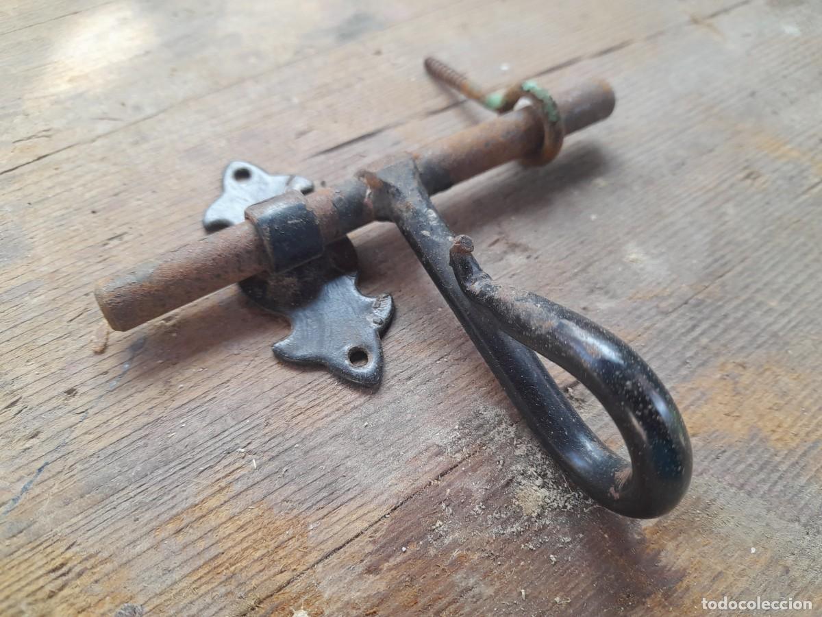 Antiquit&auml;ten: Cerrojo o pestillo de hierro, con pasadores piezas varias, y maneta de apertura y cierre