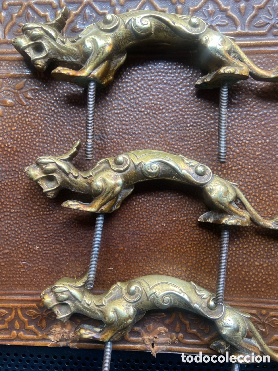 Antig&uuml;edades: Tres dragones de bronce, adornos de sillas o muebles