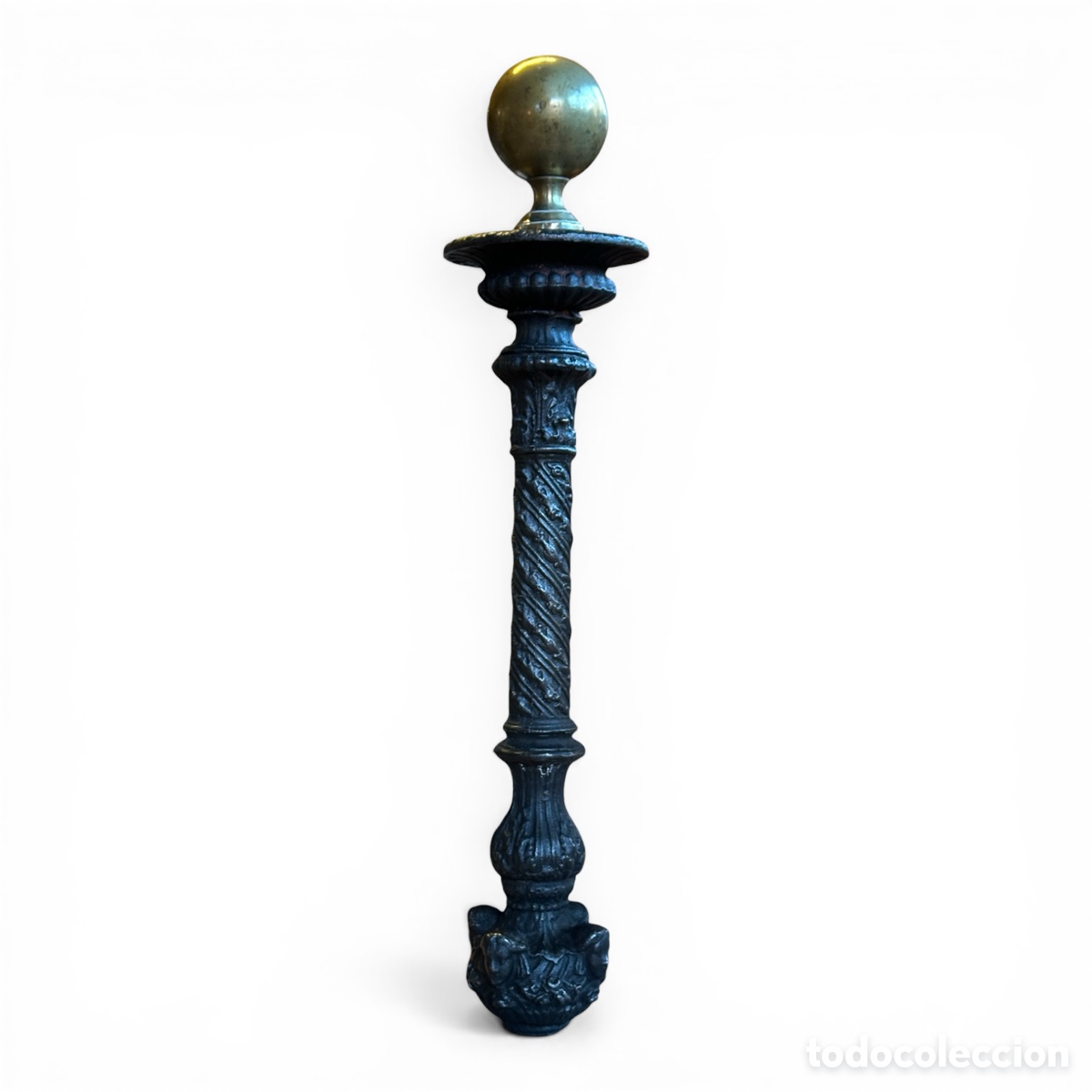 Antig&uuml;edades: Columna de hierro con bola de bronce, decoraci&oacute;n salom&oacute;nica y angelotes circa 1890.Arranque escalera