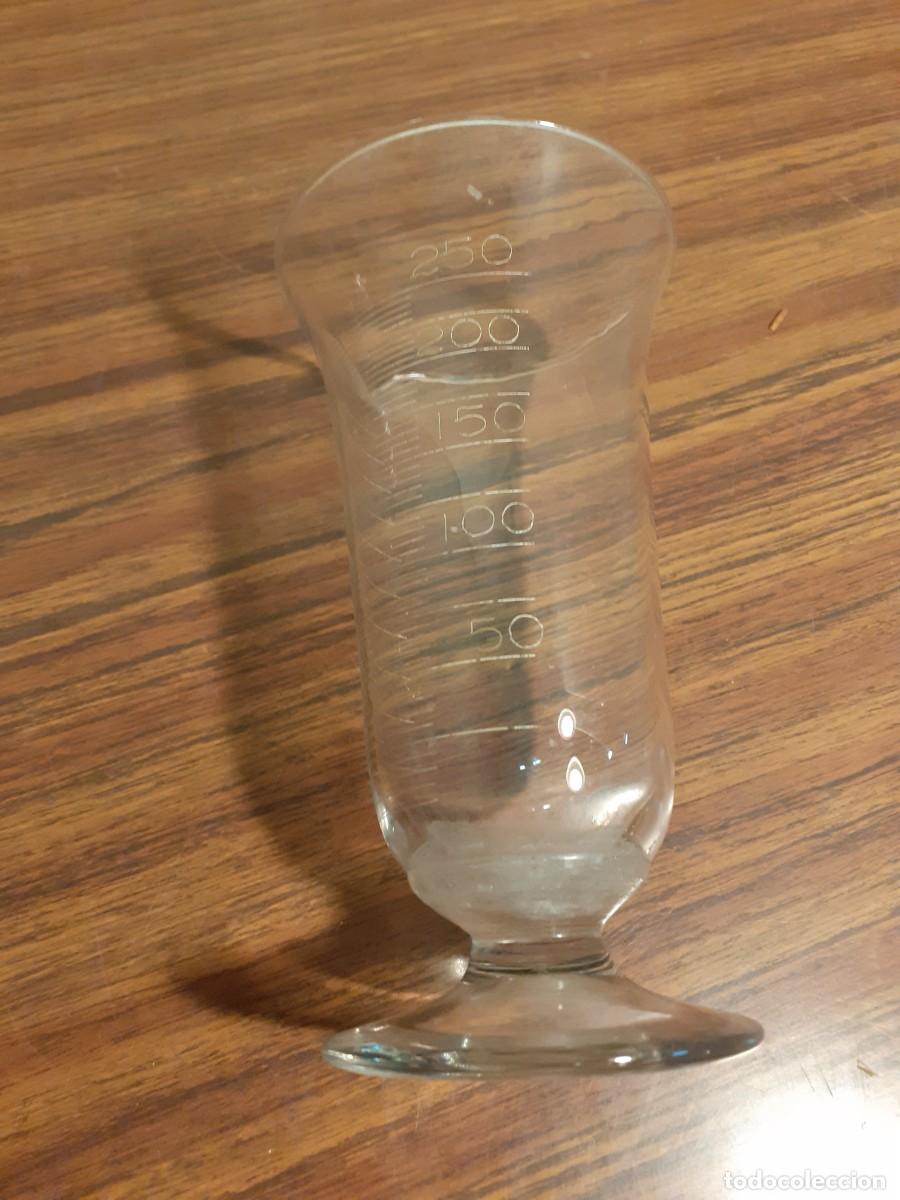 Antig&uuml;edades: Vaso medidor de cristal de 250 cc - Foto 1