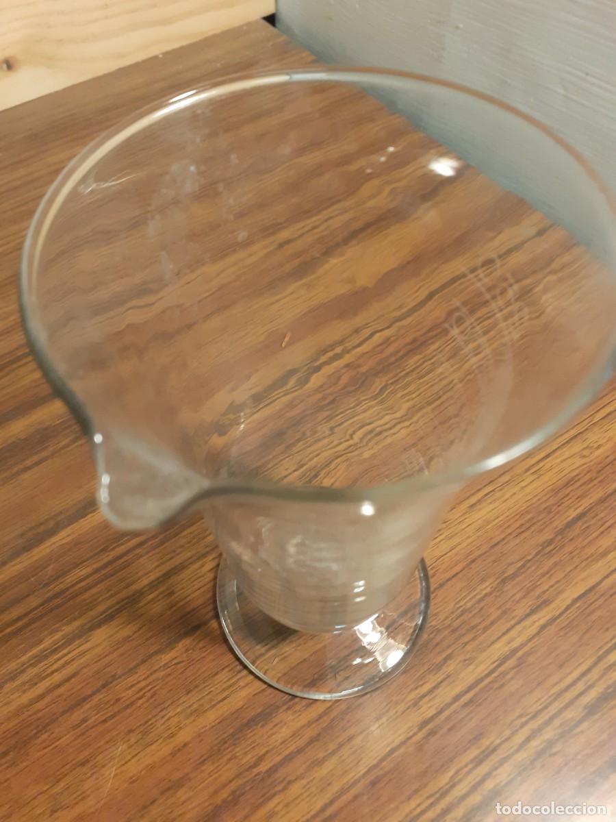 Antig&uuml;edades: Vaso medidor de cristal de 250 cc - Foto 2