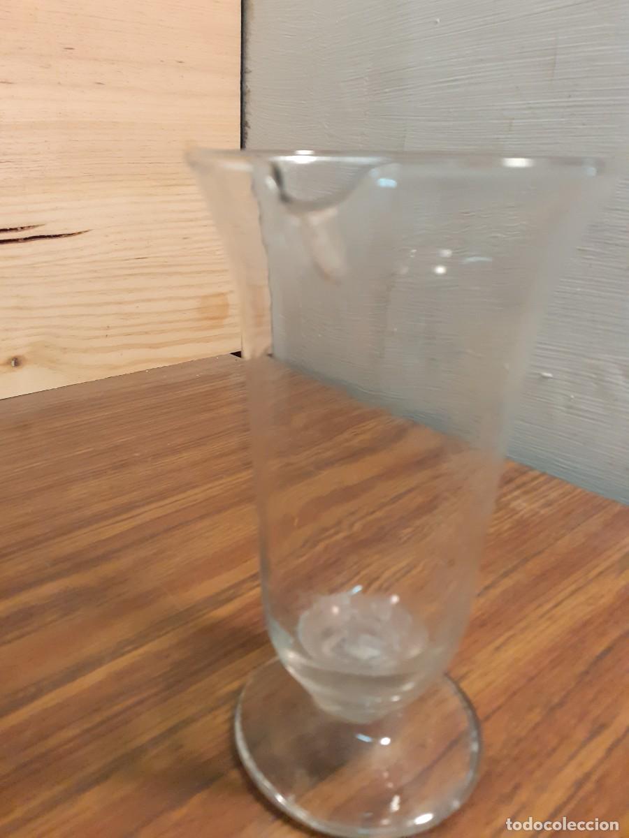 Antig&uuml;edades: Vaso medidor de cristal de 250 cc - Foto 3