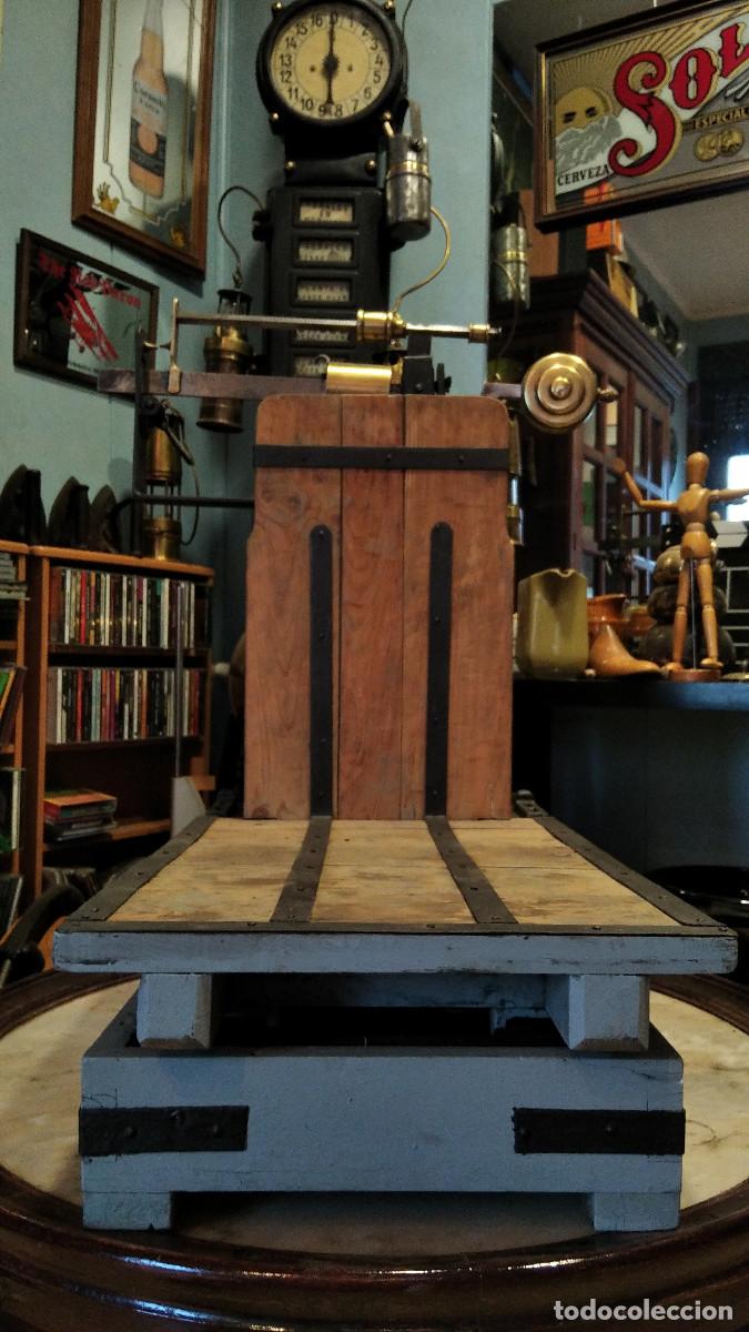 Antig&uuml;edades: bascula almacen madera y hierro - Foto 1