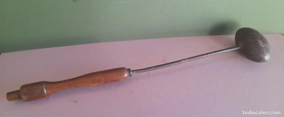 Antig&uuml;edades: antigua plancha de hierro para gorras, 38cm de largo aprox, sin su base