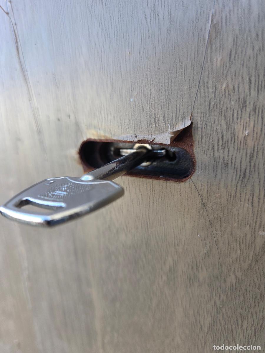Antig&uuml;edades: puerta antiocupa con su llave - Foto 4