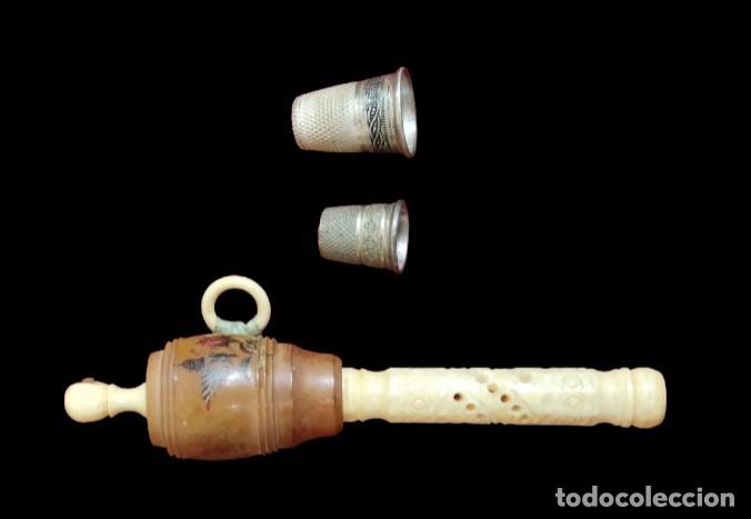 Antig&uuml;edades: ANTIGUA CINTA M&Eacute;TRICA DE MADERA Y DOS DEDALES DE PLATA. ESPA&Ntilde;A. SIGLOS XIX-XX