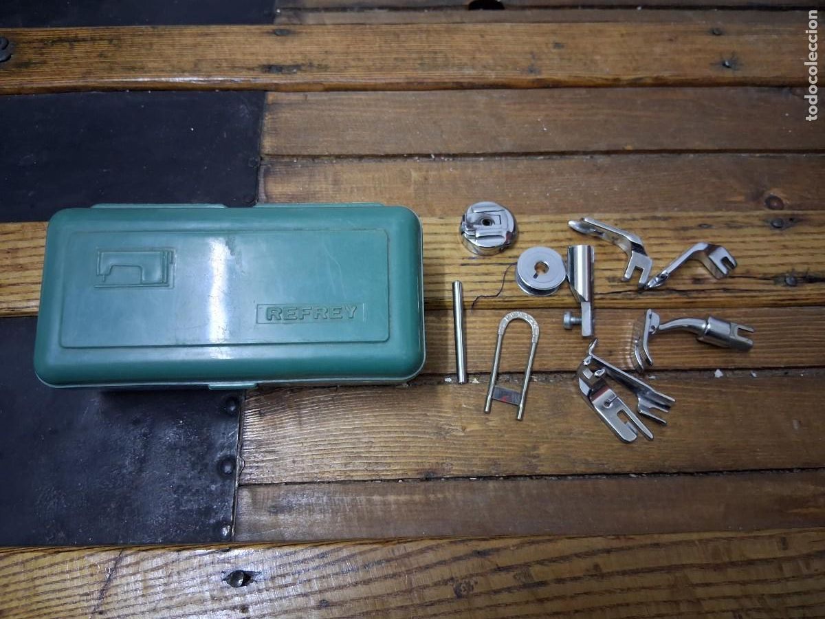 Antig&uuml;edades: Caja refrey con herramientas para m&aacute;quina de coser canilla