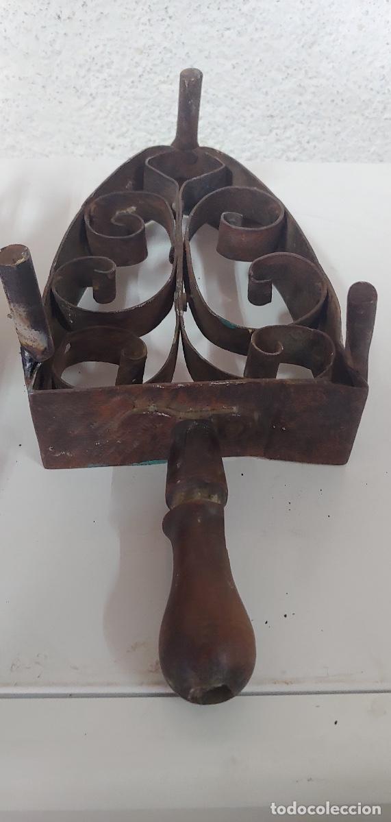 Antig&uuml;edades: Posa planchas con mango de madera - Foto 2