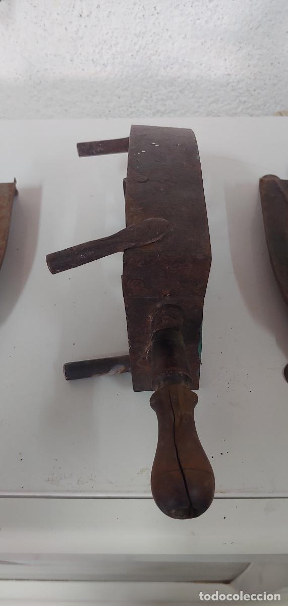 Antig&uuml;edades: Posa planchas con mango de madera - Foto 3