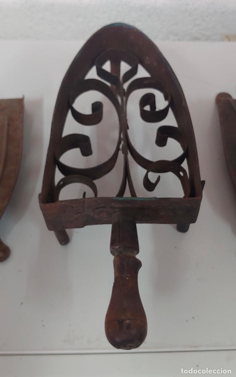 Antig&uuml;edades: Posa planchas con mango de madera - Foto 1