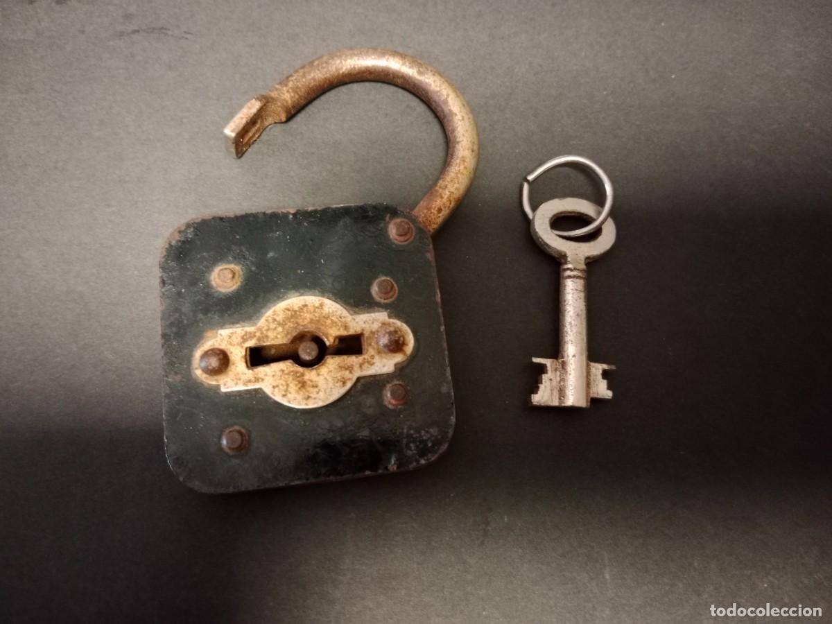 Antig&uuml;edades: ANTIGUO Y RARO CANDADO CON LLAVE DE DOBLE PALA - FUNCIONA BIEN - Foto 1