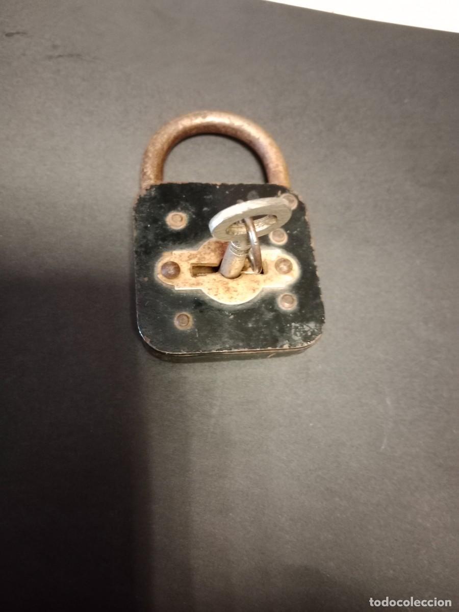 Antig&uuml;edades: ANTIGUO Y RARO CANDADO CON LLAVE DE DOBLE PALA - FUNCIONA BIEN - Foto 2