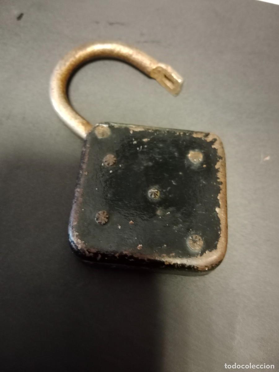 Antig&uuml;edades: ANTIGUO Y RARO CANDADO CON LLAVE DE DOBLE PALA - FUNCIONA BIEN - Foto 3