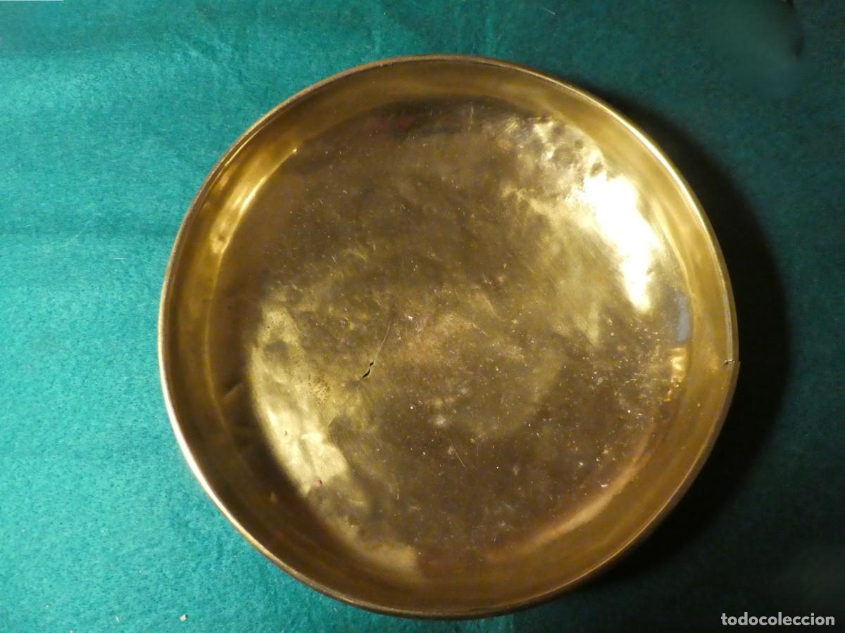 Antig&uuml;edades: PLATO DE BALANZA DE METAL - Foto 11