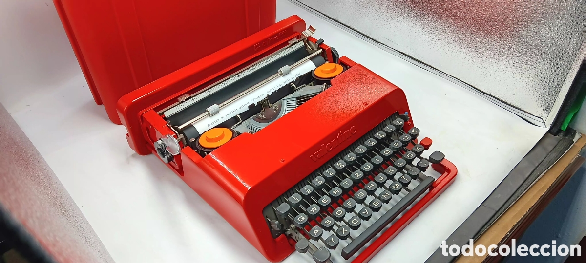 Antig&uuml;edades: M&aacute;quina de escribir Valentine Roja.