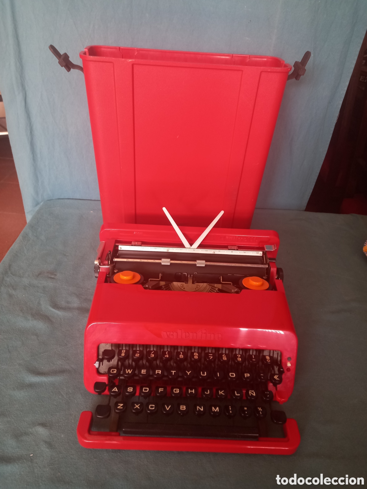 Antig&uuml;edades: Maquina de escribir, Olivetti Valentine, fabricada en Barcelona, a&ntilde;o 1969. Funcionando.
