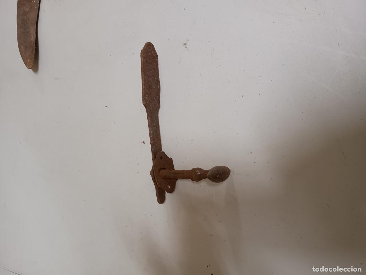 Antig&uuml;edades: Pestillo de ventana. - Foto 1