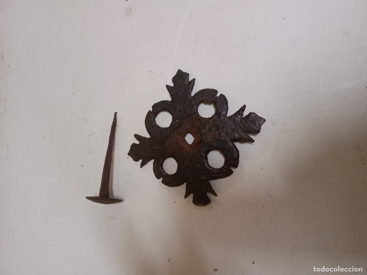 Antig&uuml;edades: Clavo y embellecedor de forja - Foto 1
