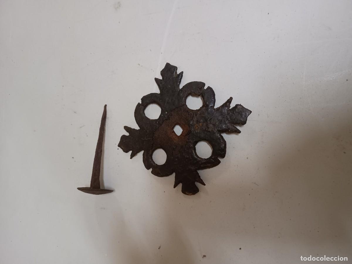 Antig&uuml;edades: Clavo y embellecedor de forja - Foto 2