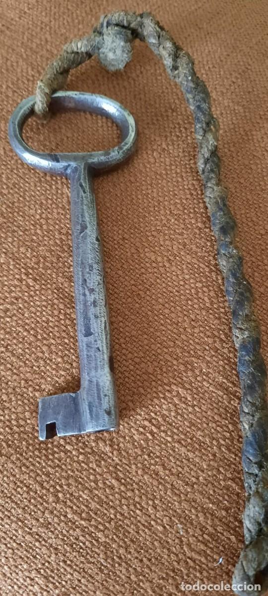 Antig&uuml;edades: ANTIGUA LLAVE CON LLAVERO - Foto 1