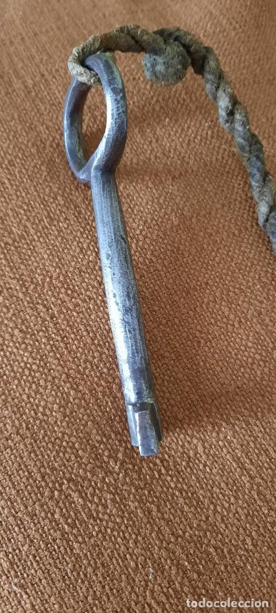 Antig&uuml;edades: ANTIGUA LLAVE CON LLAVERO - Foto 2