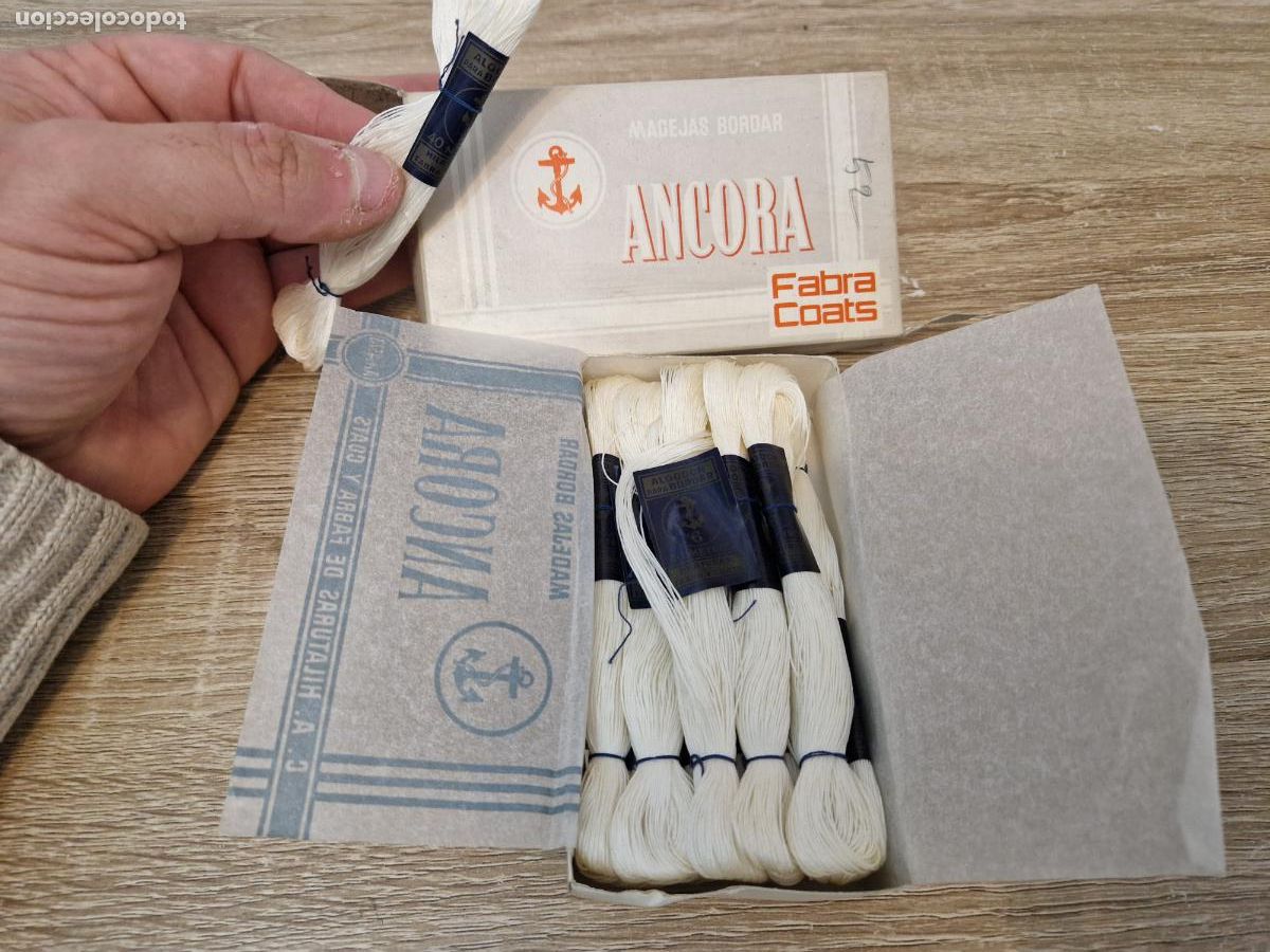 Antig&uuml;edades: Antigua Caja Ancora Hilaturas Fabra Y Coats colores Barcelona Madejas Bordar algodon