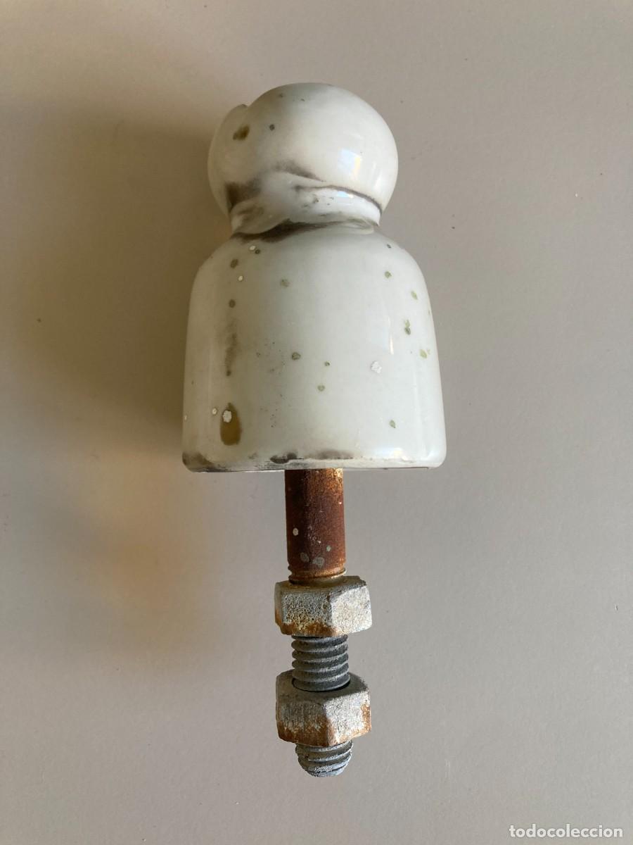 Antig&uuml;edades: J&iacute;cara aislante antigua de porcelana con soporte met&aacute;lico, marca la Pajarita