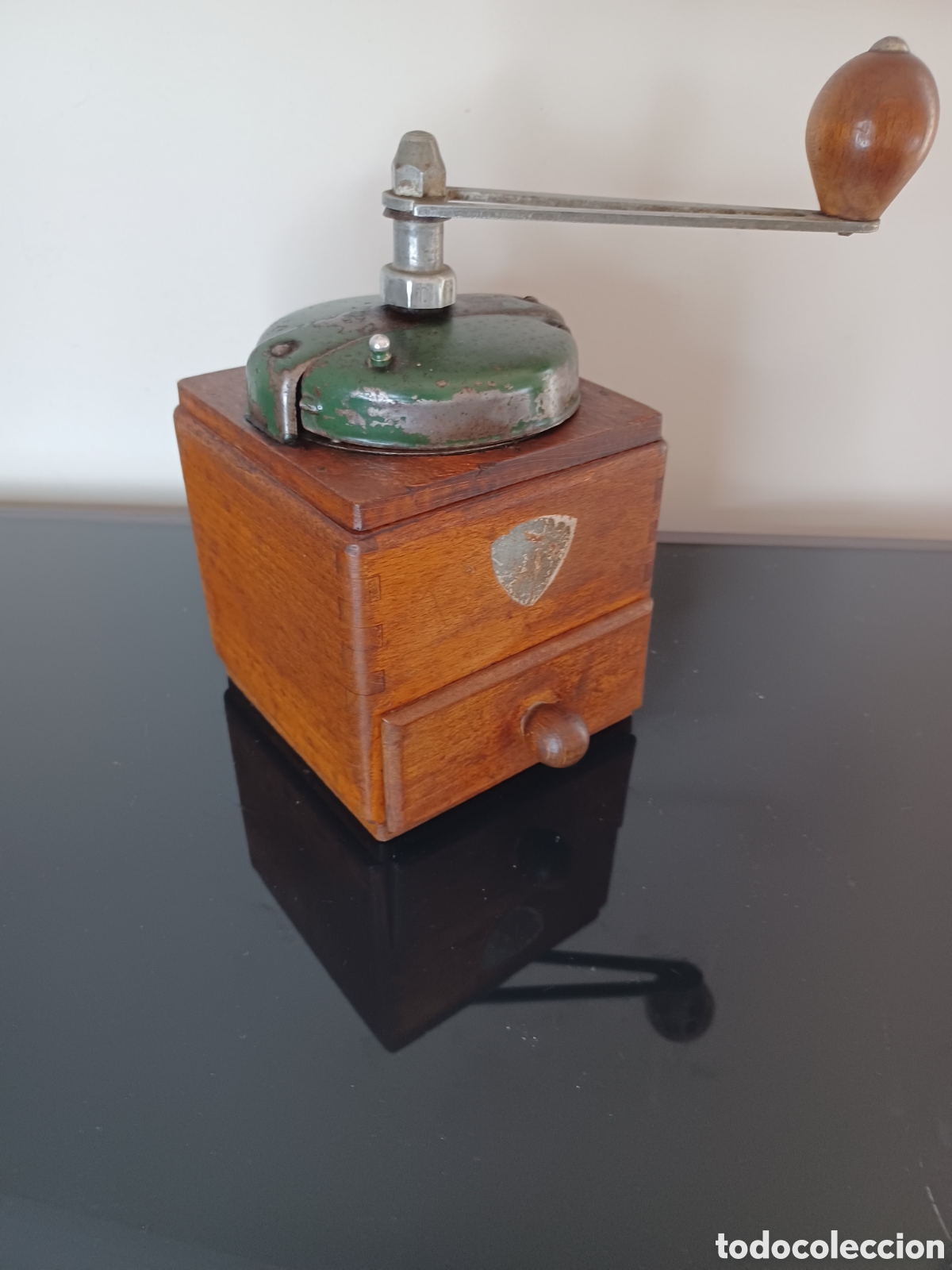 Antig&uuml;edades: Raro Molinillo Peugeot Fr&egrave;res. Esmalte Verde. Madera y cola de milano. Estado Original.