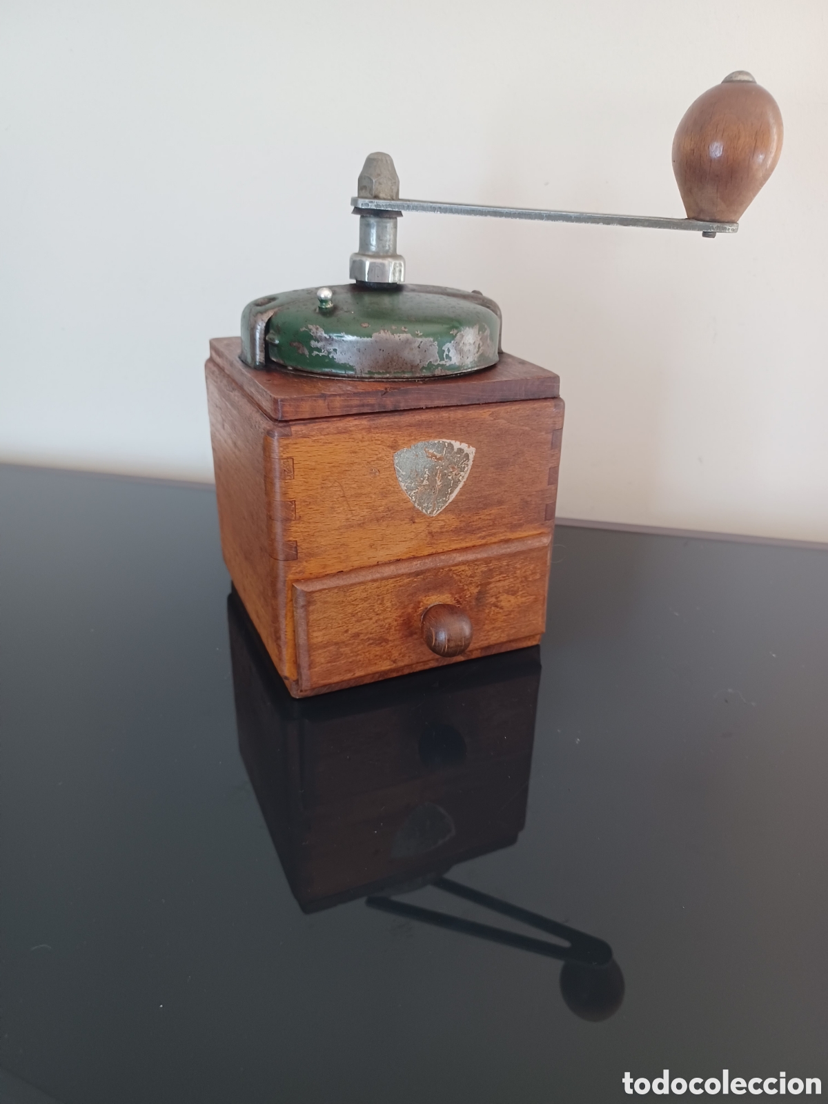 Antig&uuml;edades: Raro Molinillo Peugeot Fr&egrave;res. Esmalte Verde. Madera y cola de milano. Estado Original.