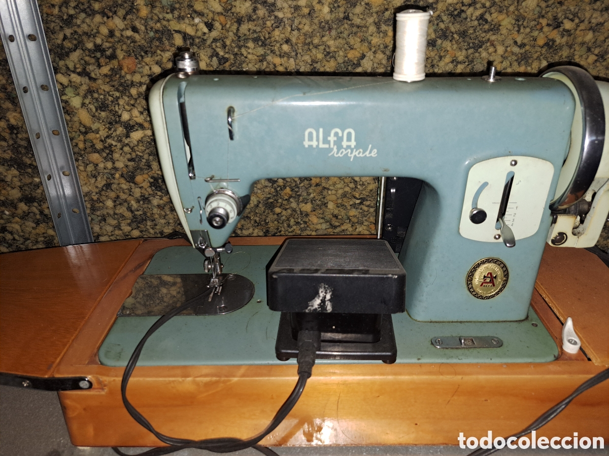 Antig&uuml;edades: Dos m&aacute;quinas de coser,desconozco si funcionan - Foto 2
