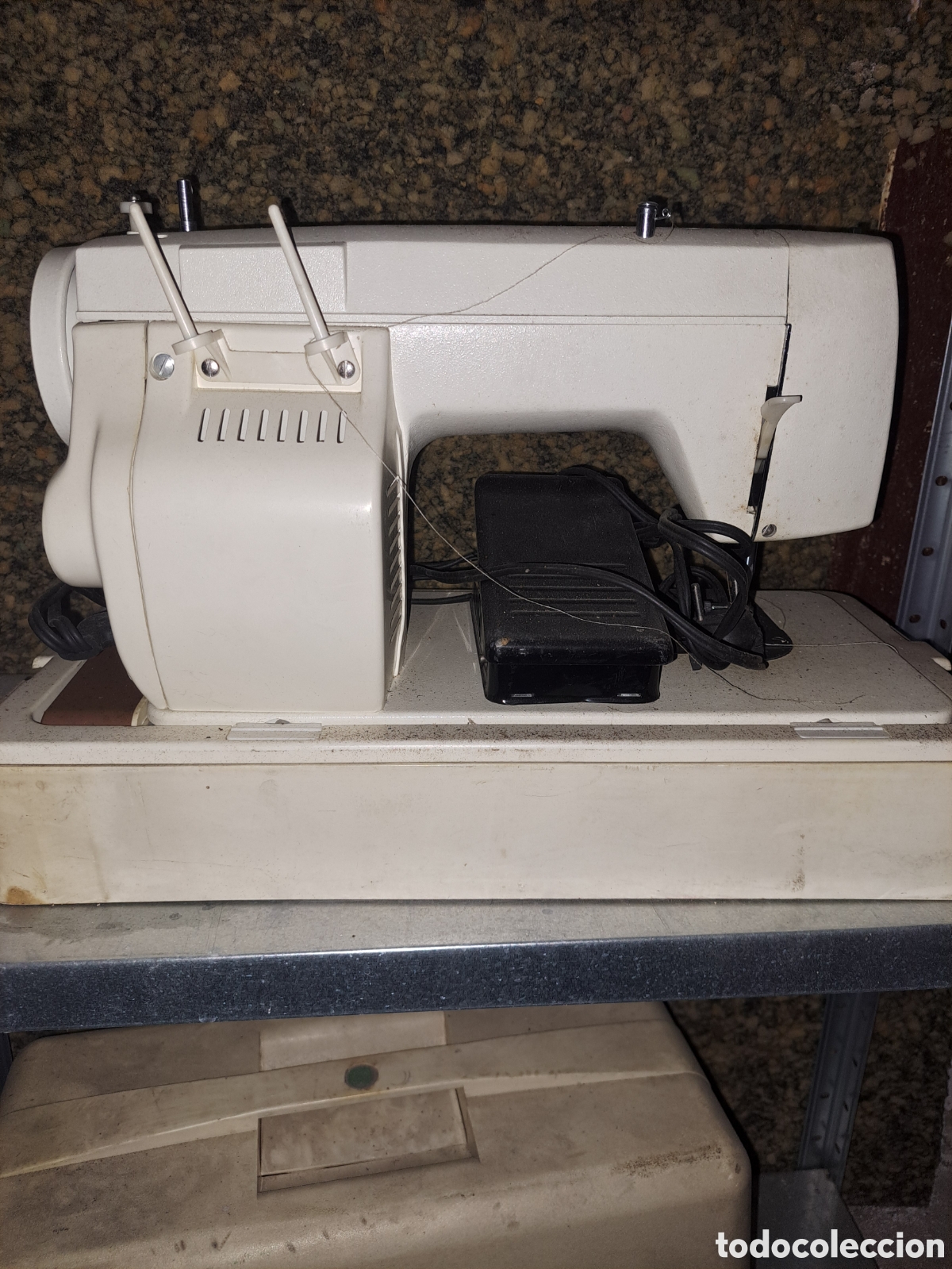 Antig&uuml;edades: Dos m&aacute;quinas de coser,desconozco si funcionan - Foto 4