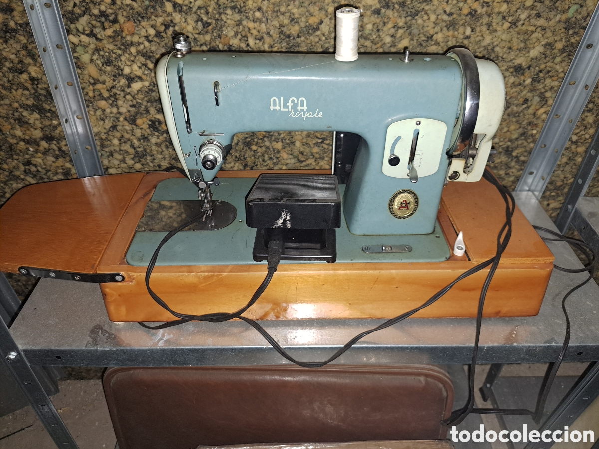 Antig&uuml;edades: Dos m&aacute;quinas de coser,desconozco si funcionan - Foto 1