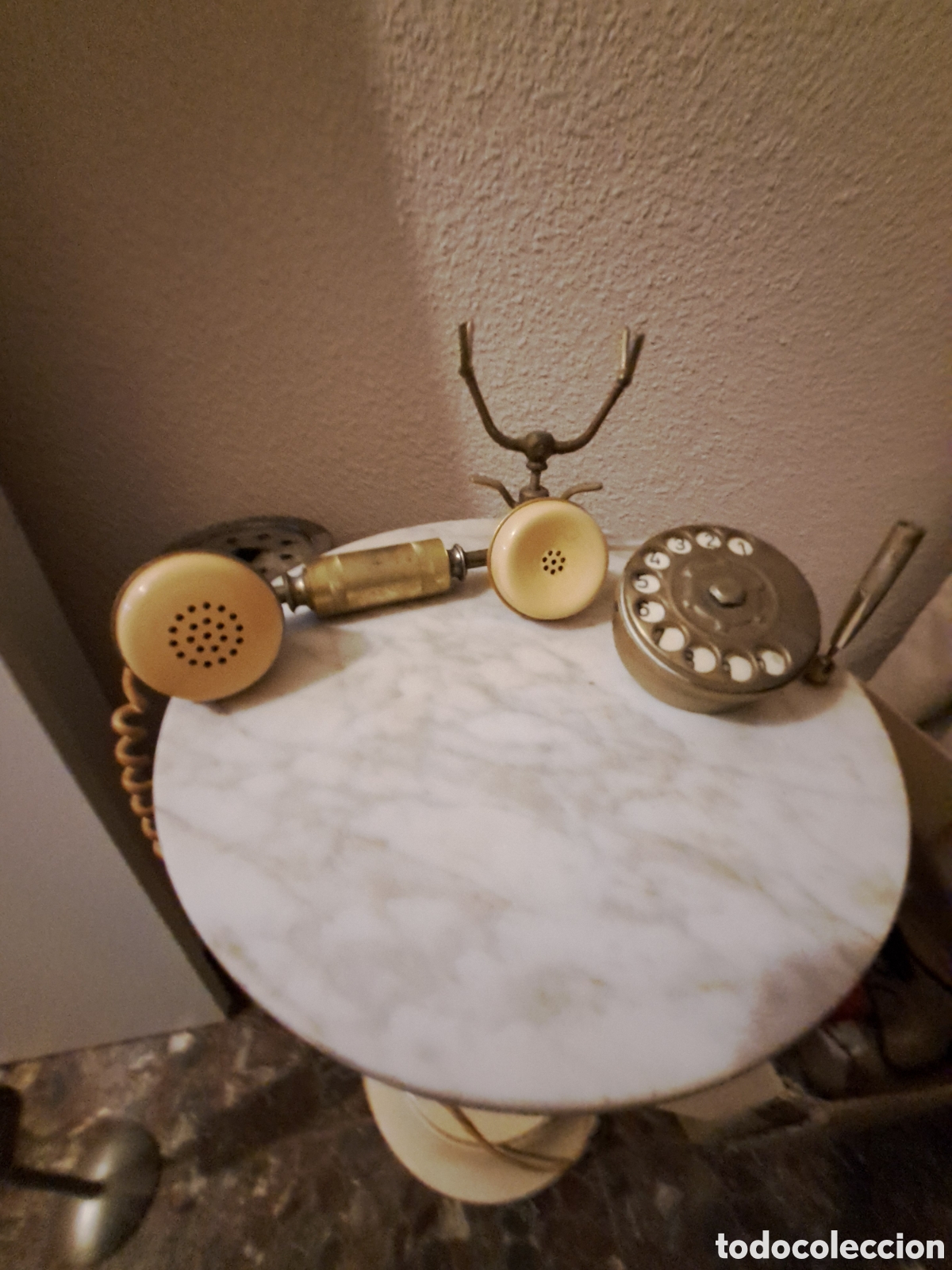Tel&eacute;fonos: Mesa con telefono antiguo - Foto 2