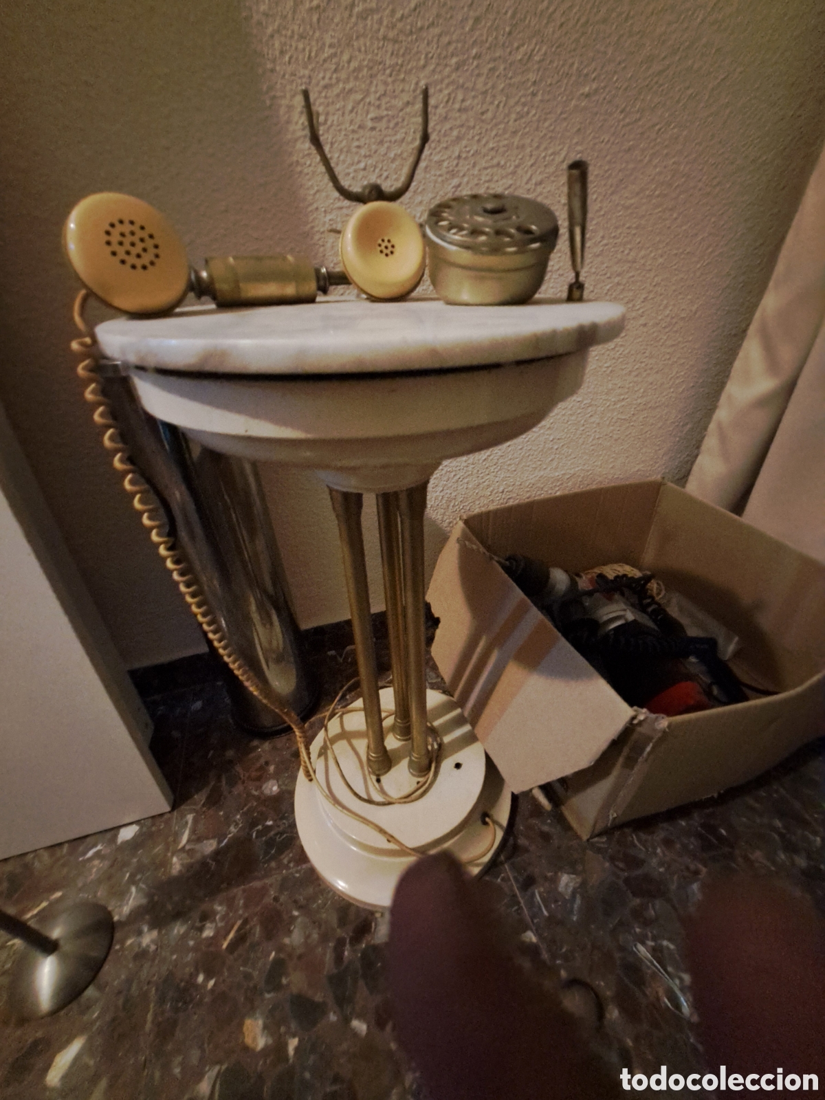 Tel&eacute;fonos: Mesa con telefono antiguo - Foto 3