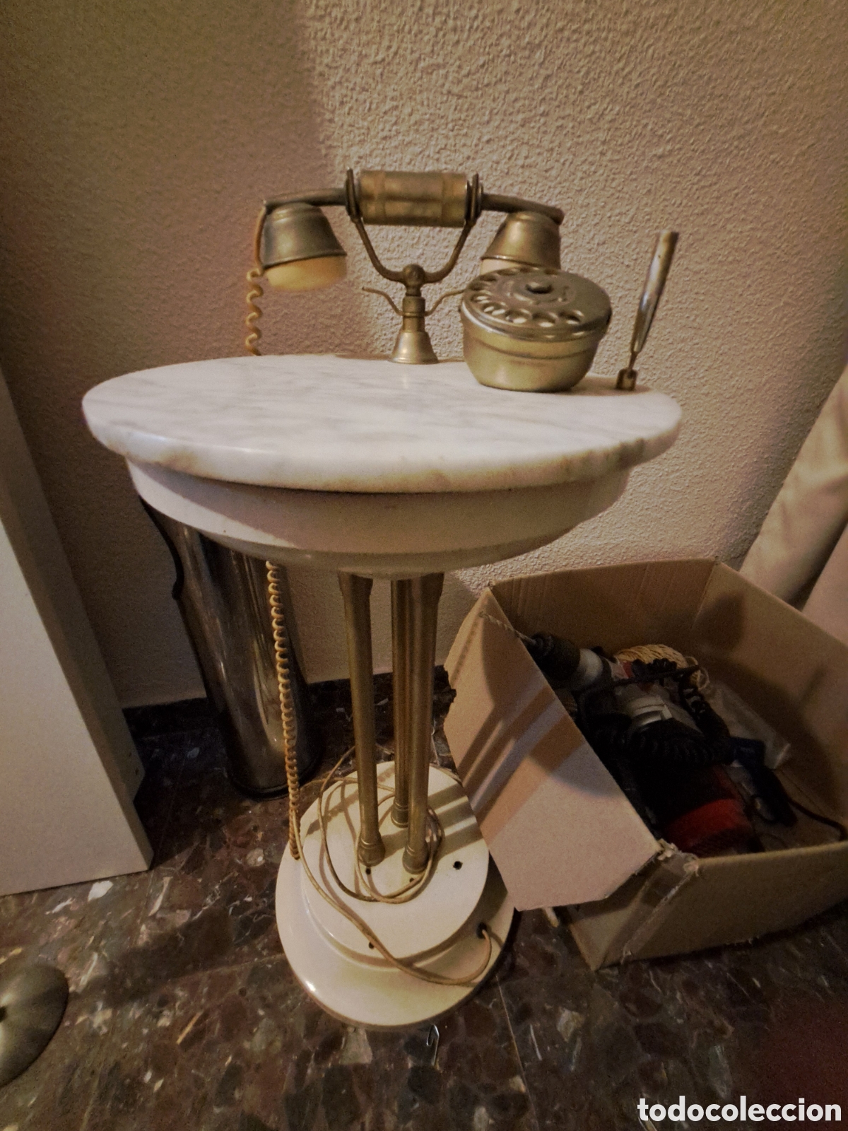 Tel&eacute;fonos: Mesa con telefono antiguo - Foto 1