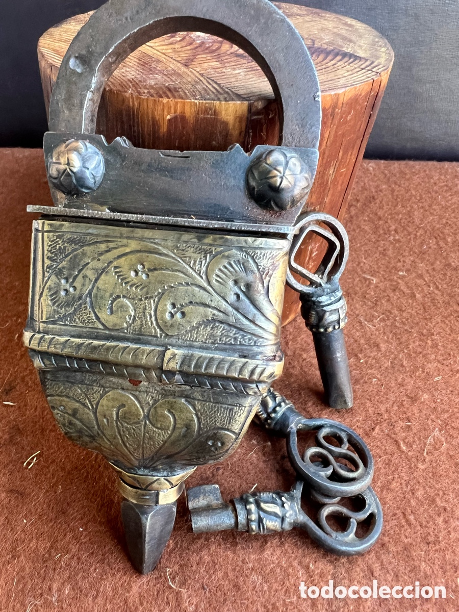 Antiquit&auml;ten: Candado antiguo finamente grabado con 3 llave perfectamente funcional.