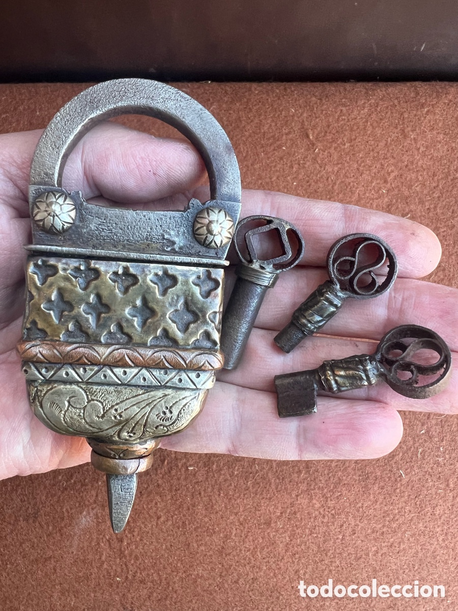 Antiquit&auml;ten: Candado antiguo finamente grabado con 3 llave h secretas perfectamente funcional.